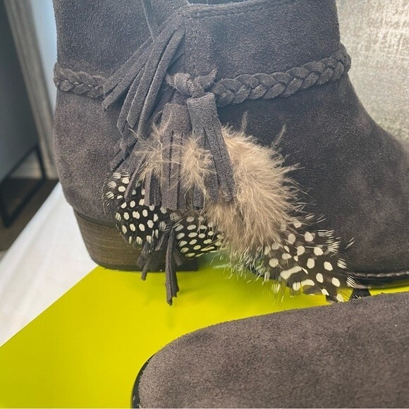 NWT Gianni Bini Charcoal Gray Suede Feather Detail Ankle Boots Rorrie Size 7M - Picture 5 of 15